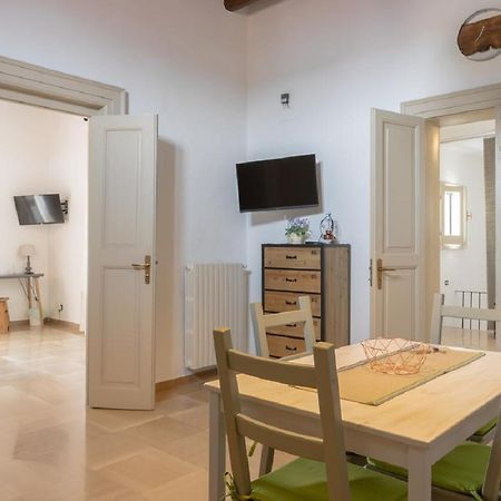 Palazzo Bianchi Domus Holidays Trani Buitenkant foto